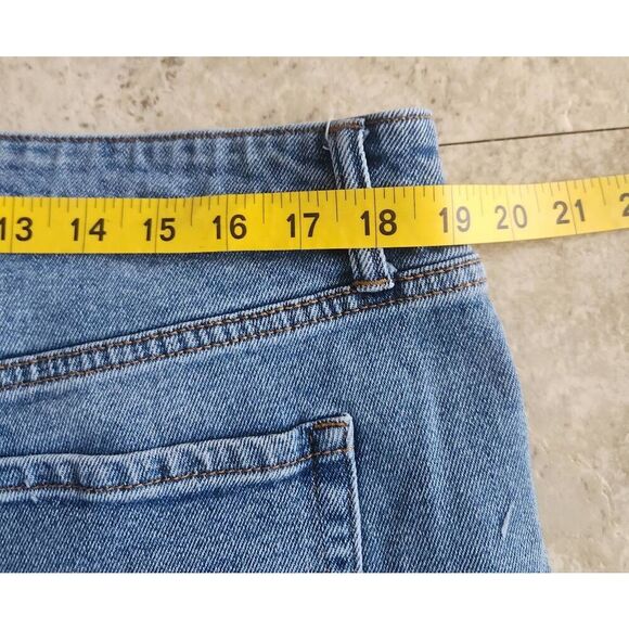 R17  Wild Fable distressed cut-off jean shorts with lace - Picture 4 of 8